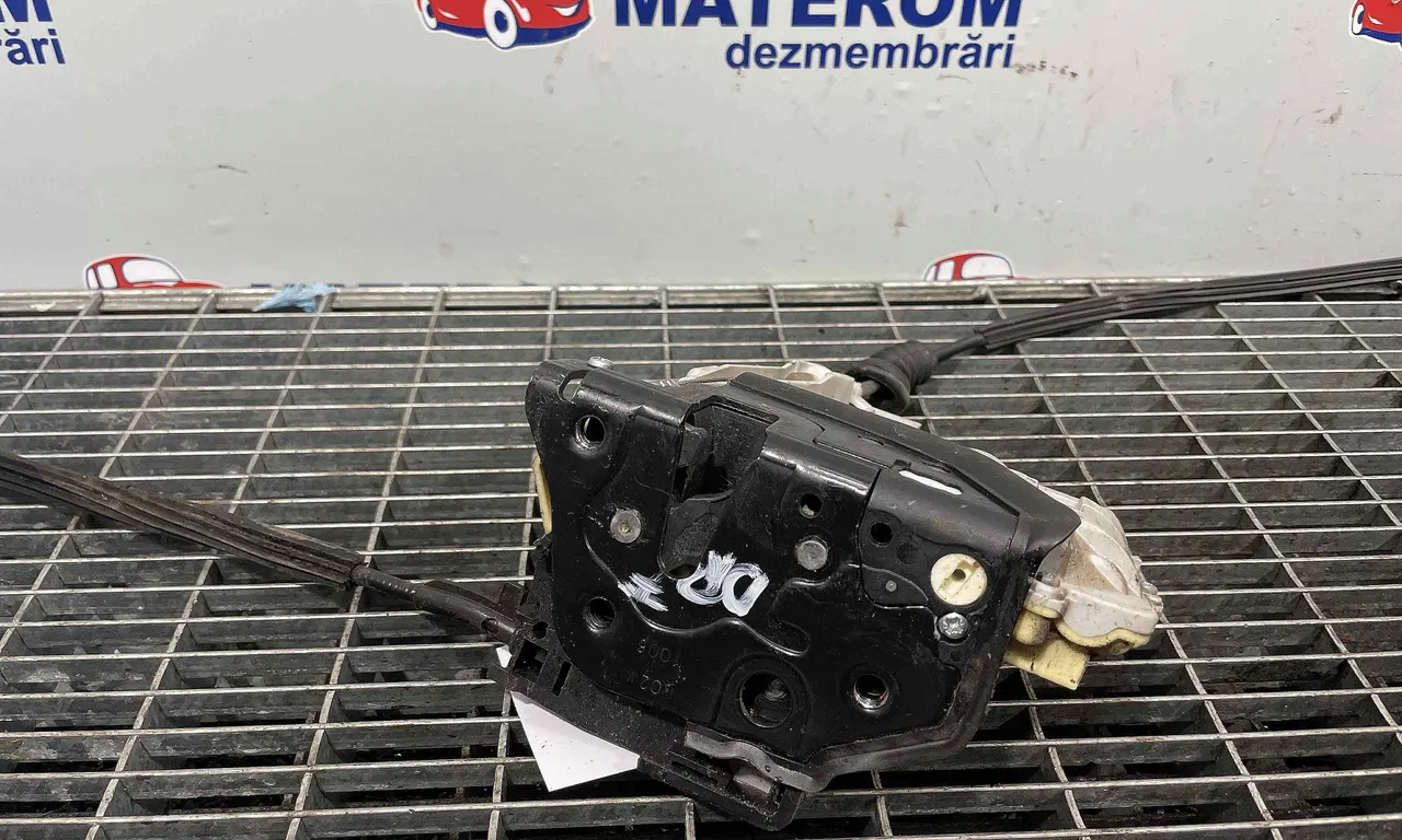 INCUIETOARE USA FATA DREAPTA VOLKSWAGEN PASSAT B6 2005-2011