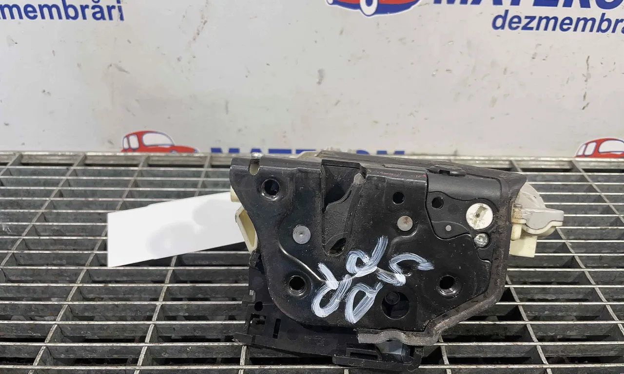 INCUIETOARE USA SPATE DREAPTA VOLKSWAGEN PASSAT B6 2005-2011