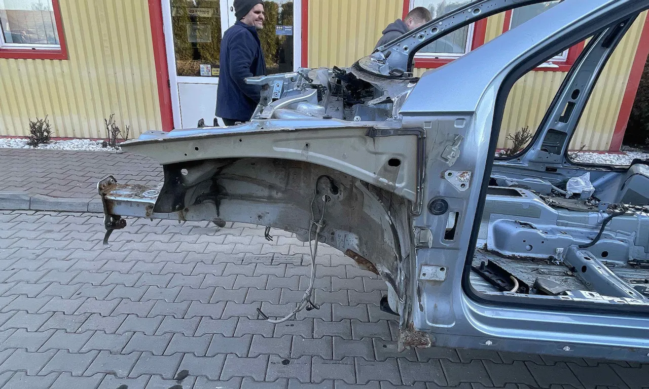 LONJERON STANGA VOLKSWAGEN PASSAT B6 2005-2011