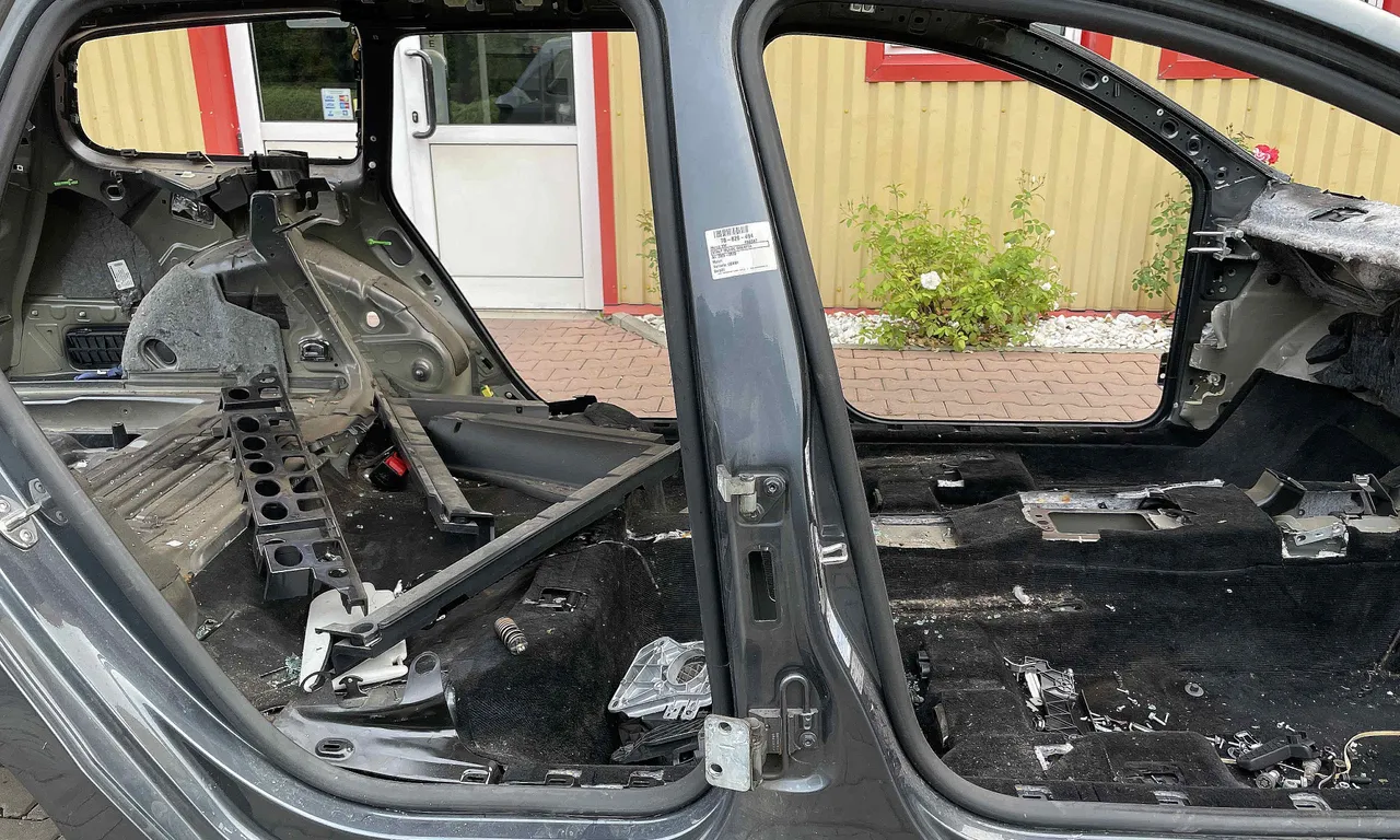 STALP MIJLOC DREAPTA VOLKSWAGEN PASSAT B6 2005-2011