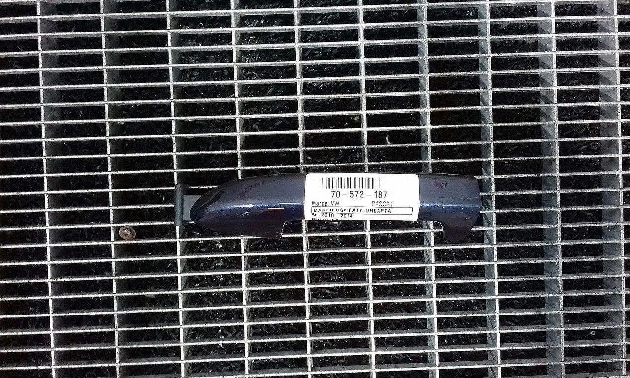 MANER USA FATA DREAPTA VOLKSWAGEN PASSAT B7 Variant 2010-2015