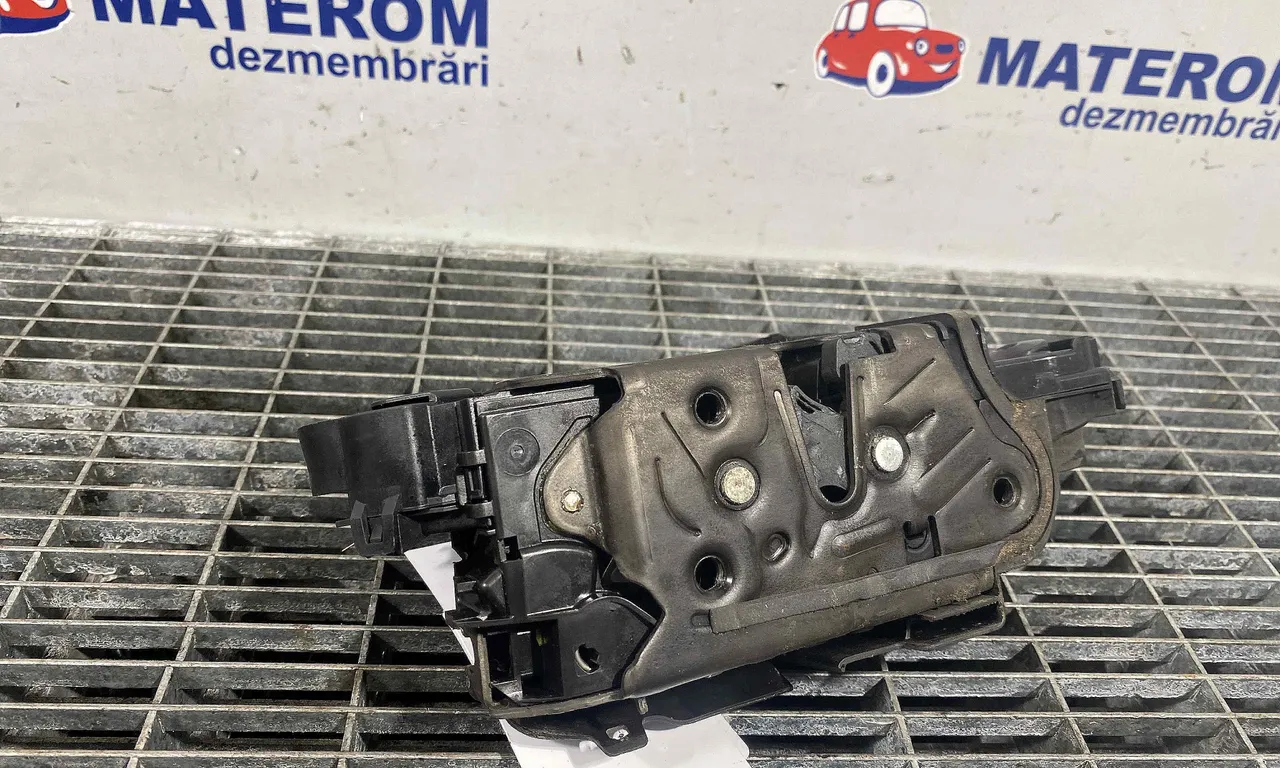 INCUIETOARE USA FATA DREAPTA VOLKSWAGEN PASSAT B8 2014-2019