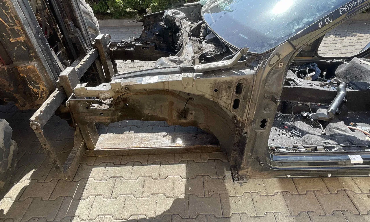 LONJERON STANGA VOLKSWAGEN PASSAT B8 2014-2019