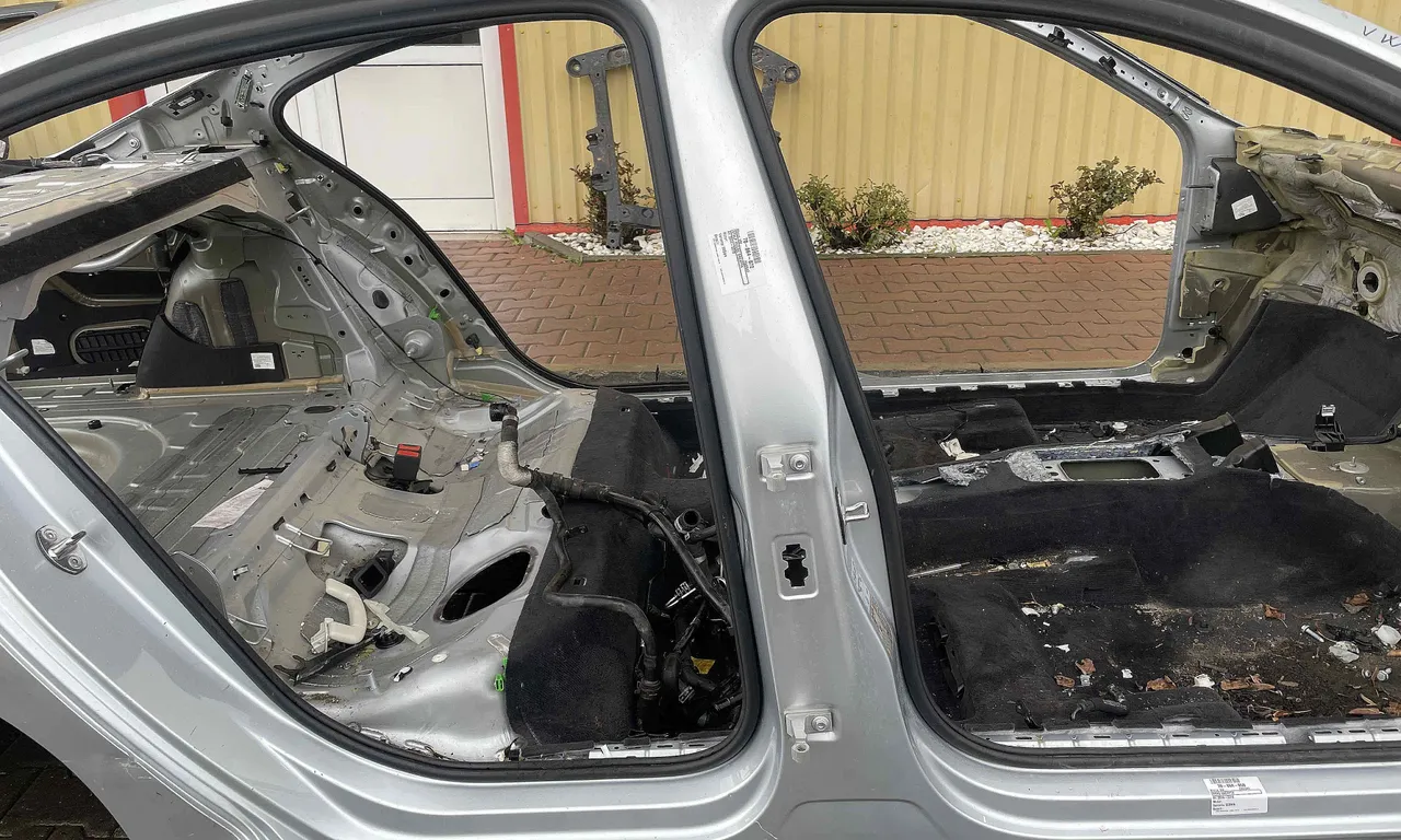 STALP MIJLOC DREAPTA VOLKSWAGEN PASSAT B8 2014-2019