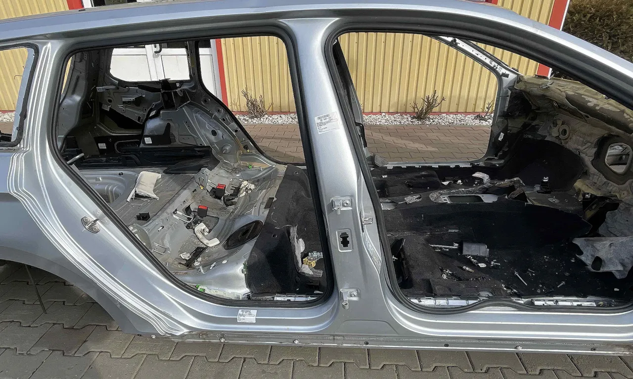 STALP MIJLOC DREAPTA VOLKSWAGEN PASSAT B8 2014-2019