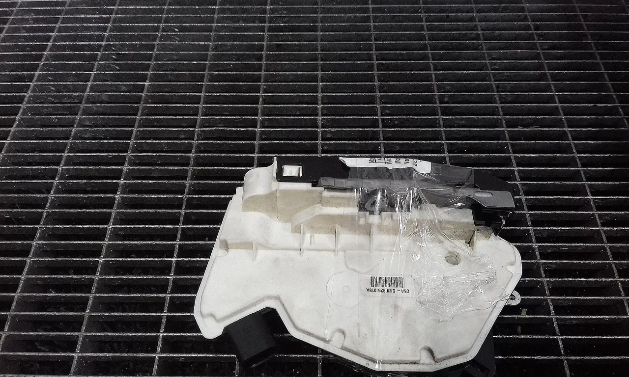 INCUIETOARE USA SPATE STANGA VOLKSWAGEN TIGUAN 2007-2018