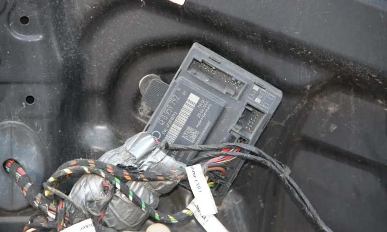 Modul confort usa dreapta fata VOLKSWAGEN TOUAREG 2002-2013