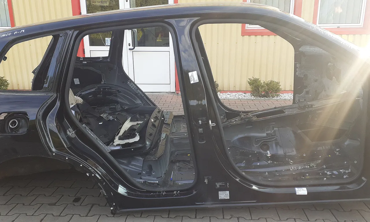 STALP MIJLOC DREAPTA VOLKSWAGEN TOUAREG 2010-2018