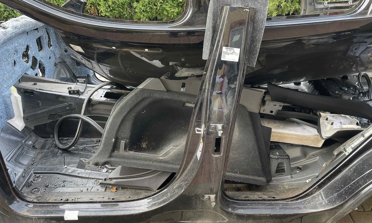 STALP MIJLOC STANGA VOLKSWAGEN TOUAREG 2010-2018