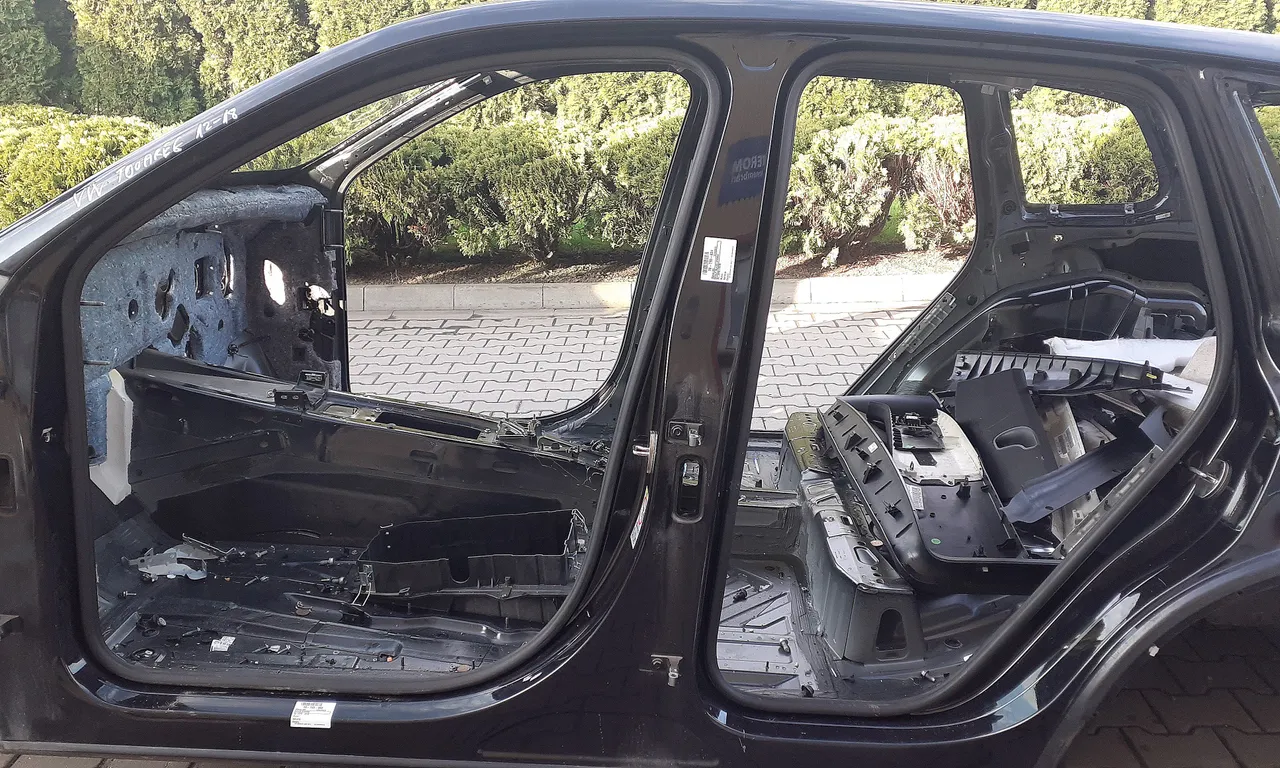 STALP MIJLOC STANGA VOLKSWAGEN TOUAREG 2010-2018