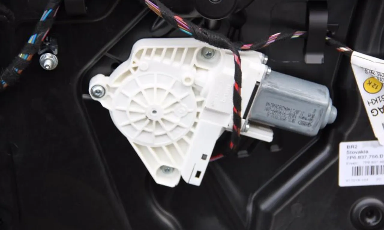Macara cu motoras usa stanga fata VOLKSWAGEN TOUAREG 2010-2018