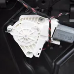 Macara cu motoras usa stanga fata VOLKSWAGEN TOUAREG 2010-2018 8K0959802B, vedere frontata