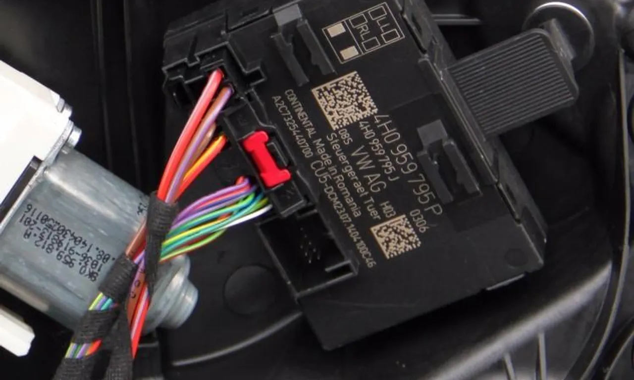 Modul usa stanga spate VOLKSWAGEN TOUAREG 2010-2018