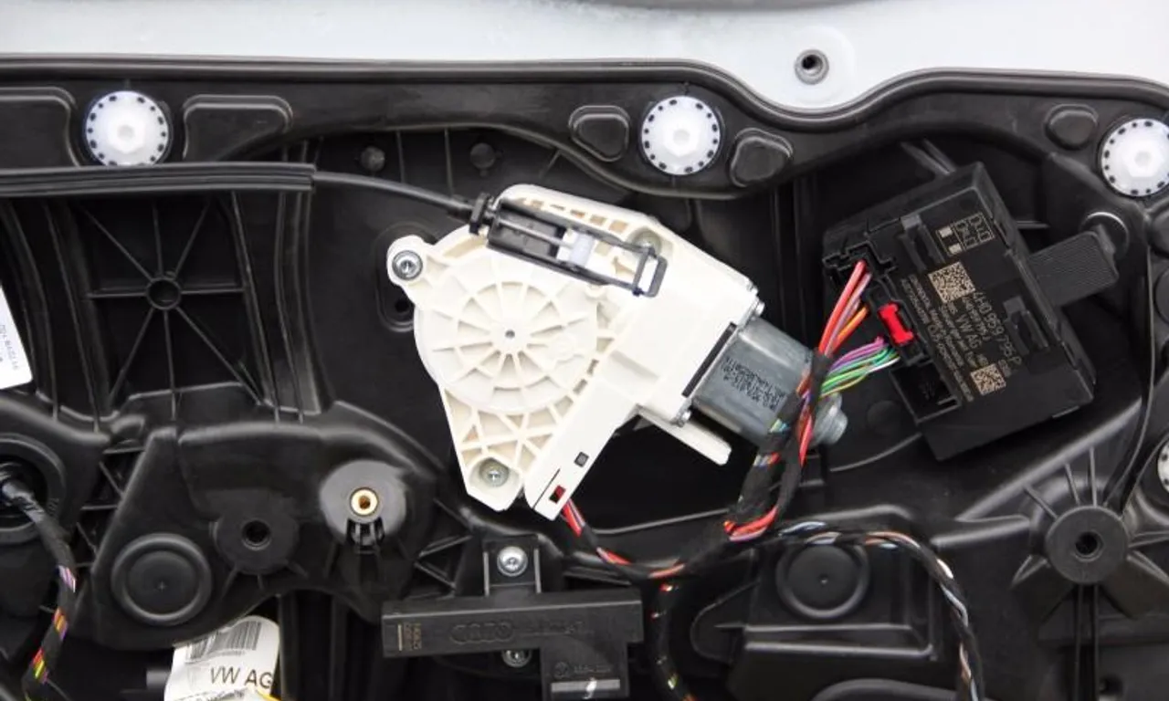Motoras macara usa dreapta spate VOLKSWAGEN TOUAREG 2010-2018