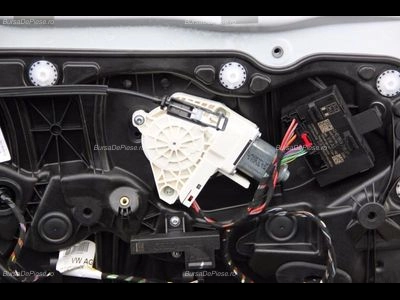 Motoras macara usa dreapta spate