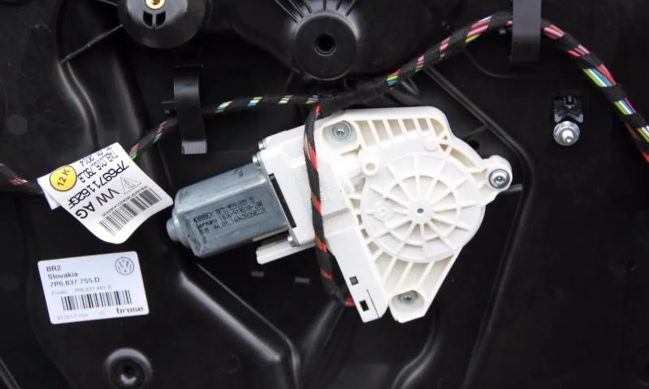 Motoras macara usa stanga fata VOLKSWAGEN TOUAREG 2010-2018