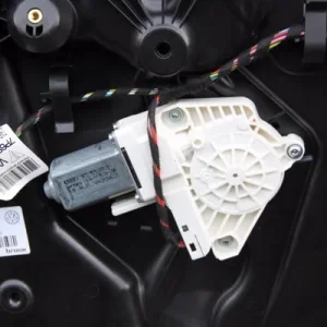 Motoras macara usa stanga fata