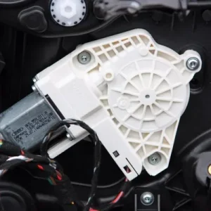 Motoras macara usa stanga spate