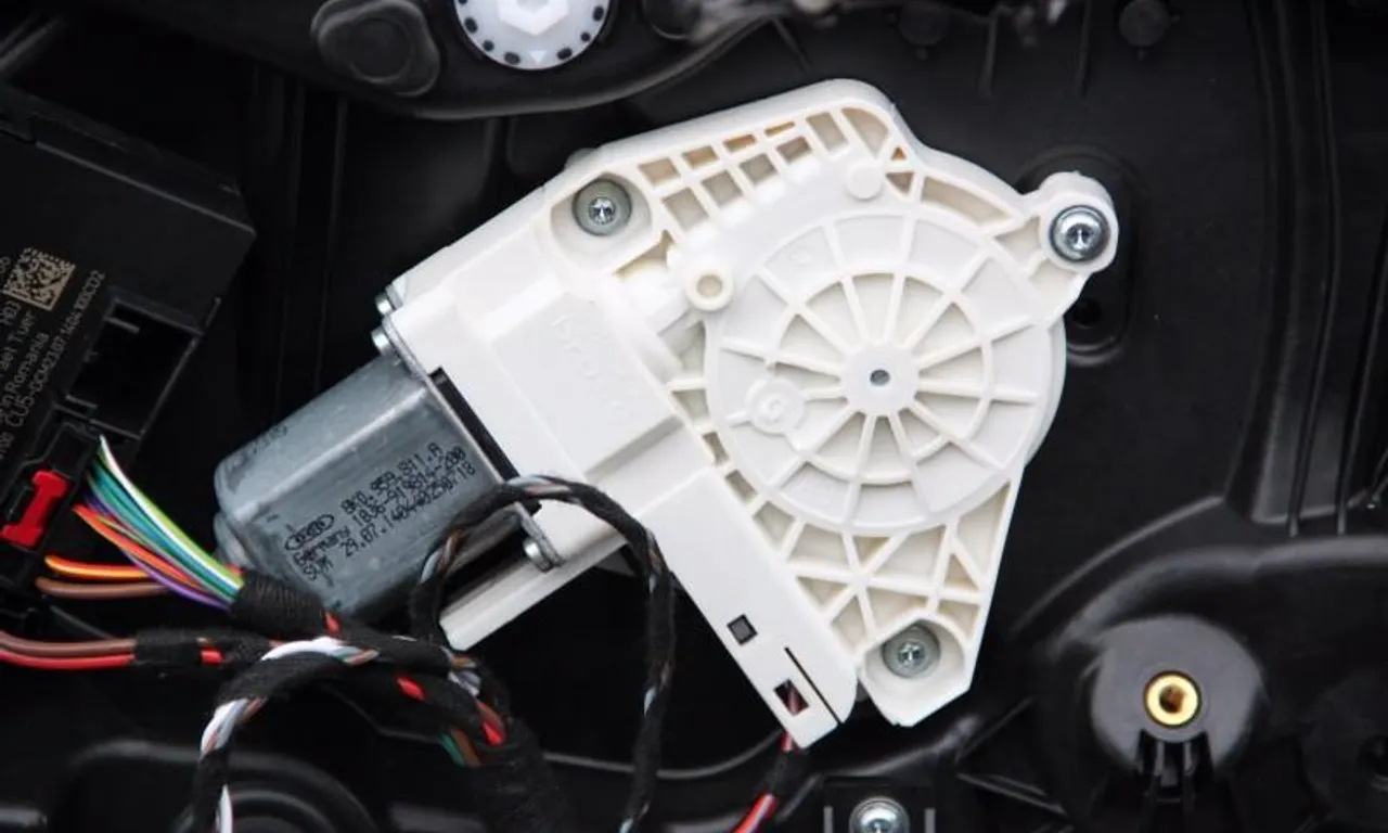 Motoras macara usa stanga spate VOLKSWAGEN TOUAREG 2010-2018