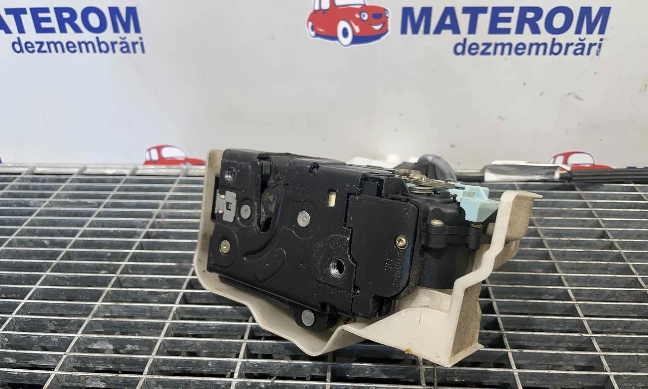 INCUIETOARE USA FATA DREAPTA VOLKSWAGEN TOURAN 2003-2011