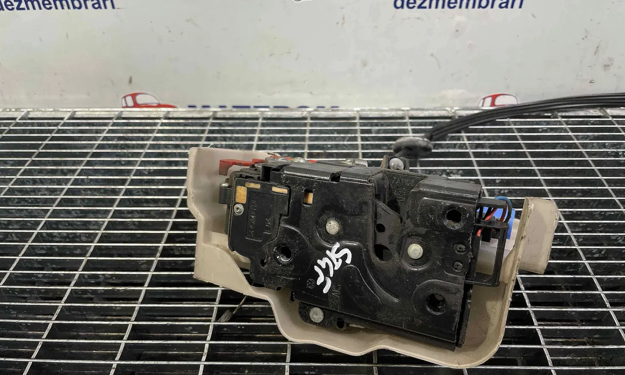 INCUIETOARE USA FATA STANGA VOLKSWAGEN TOURAN 2003-2011