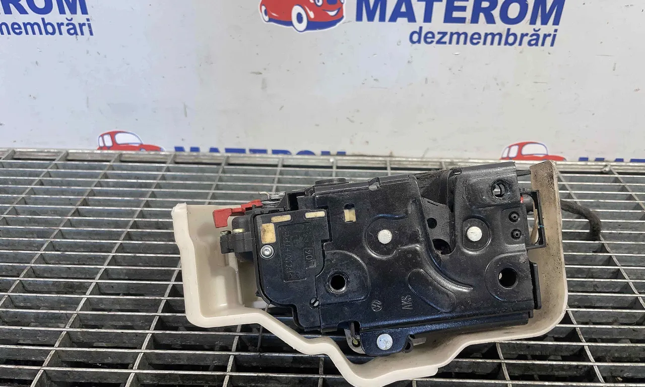 INCUIETOARE USA SPATE STANGA VOLKSWAGEN TOURAN 2003-2011