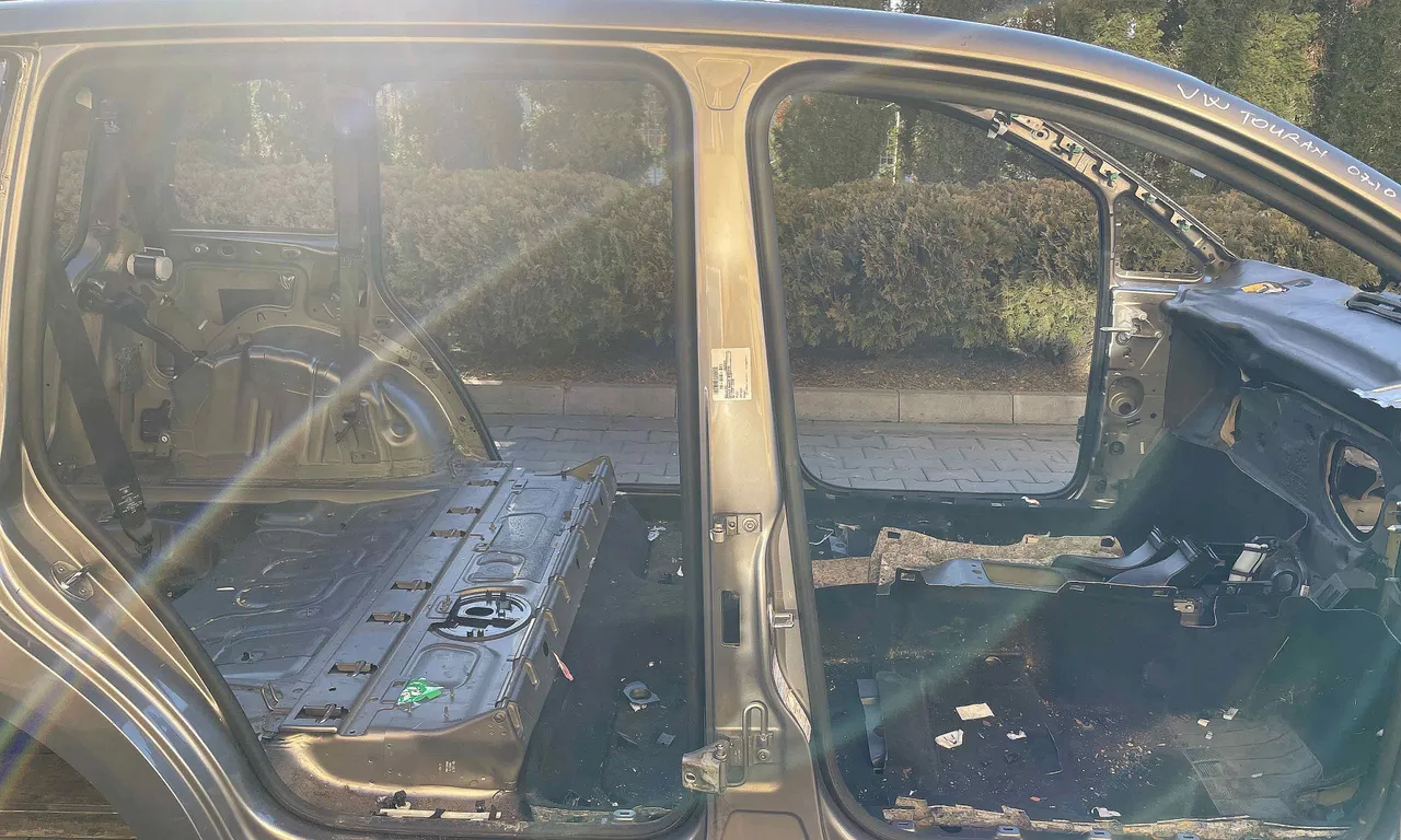 STALP MIJLOC DREAPTA VOLKSWAGEN TOURAN 2003-2011