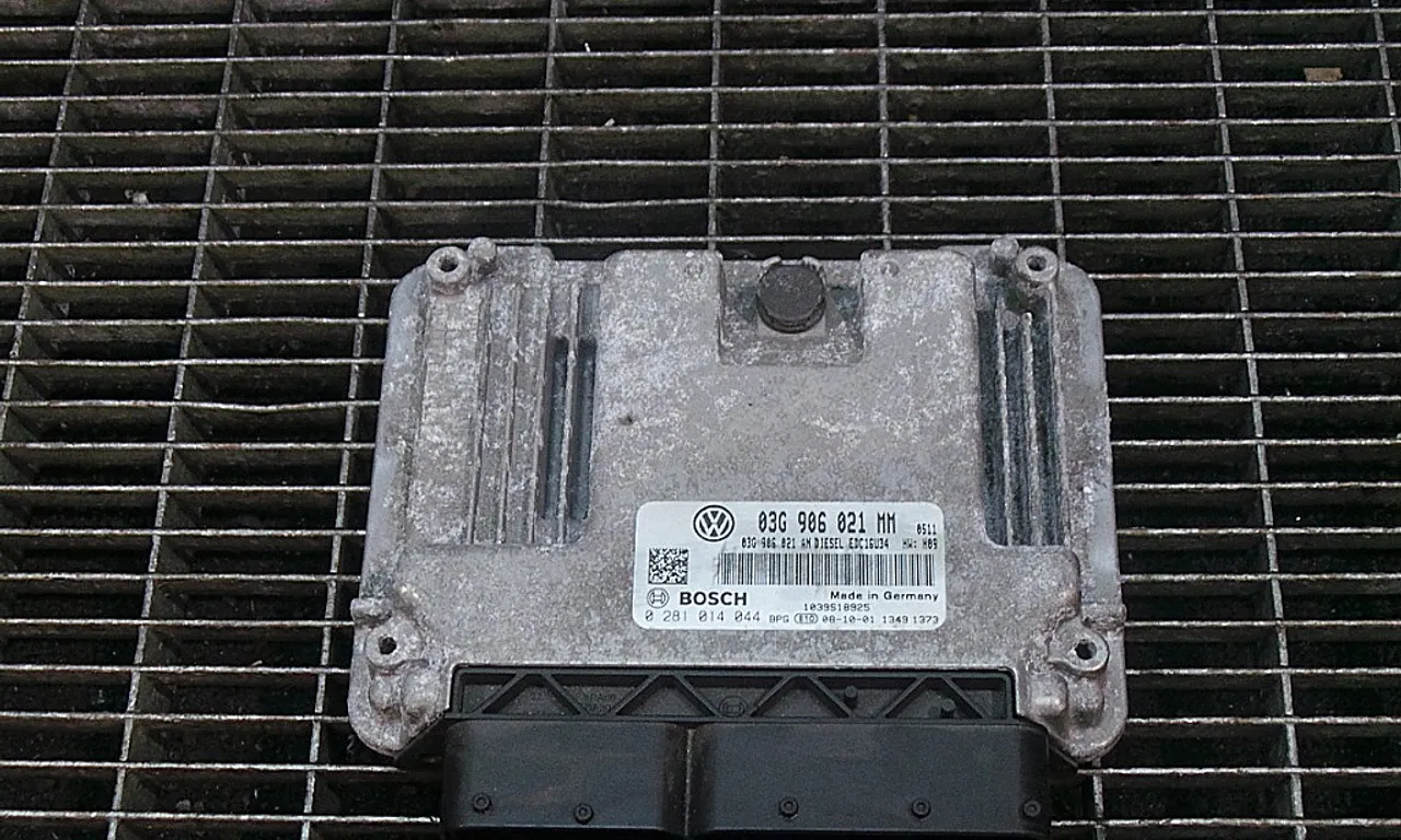 CALCULATOR MOTOR VOLKSWAGEN TOURAN 2003-2011