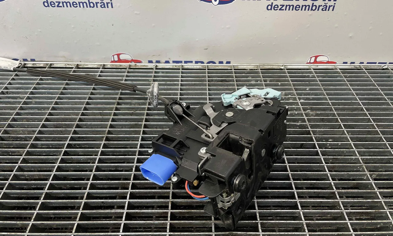 INCUIETOARE USA FATA DREAPTA VOLKSWAGEN TOURAN 2010-2016