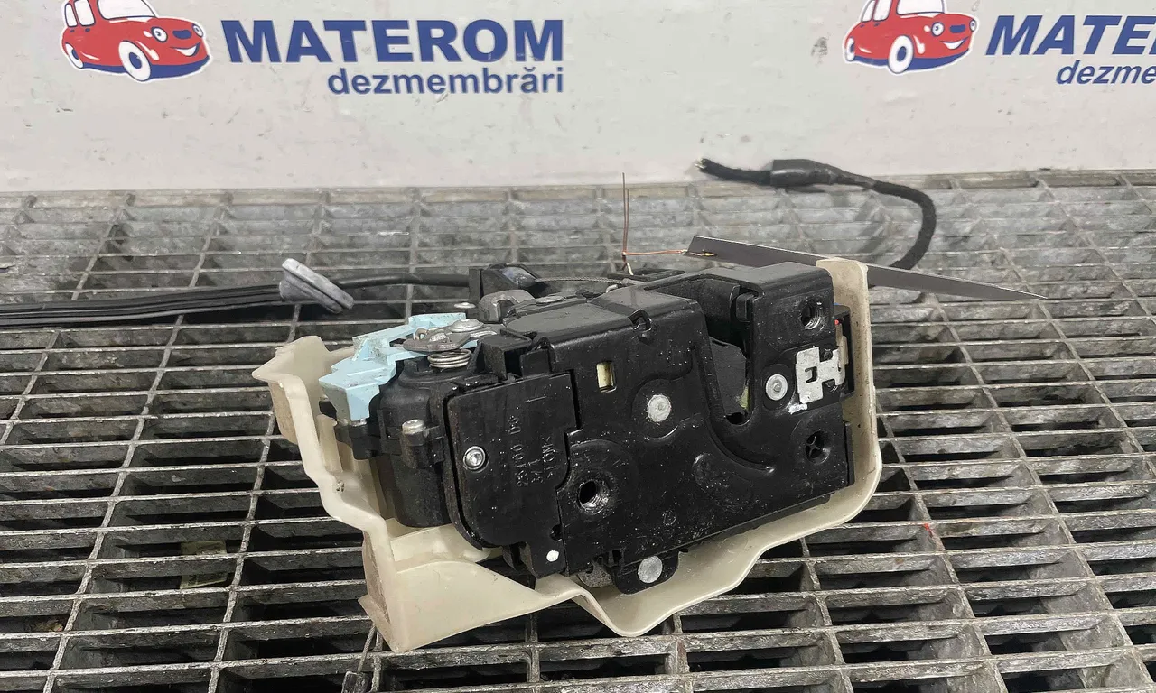 INCUIETOARE USA FATA STANGA VOLKSWAGEN TOURAN 2010-2016