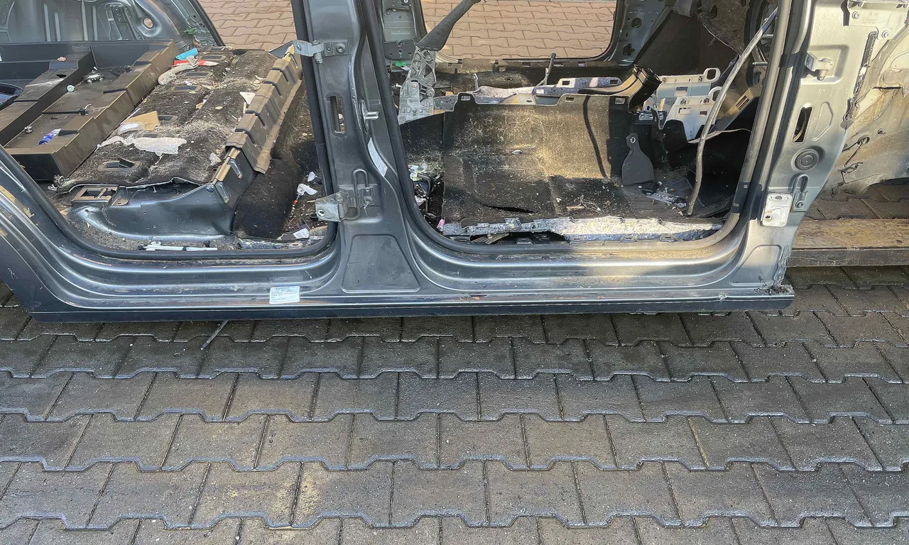 PRAG DREAPTA VOLKSWAGEN TOURAN 2010-2016