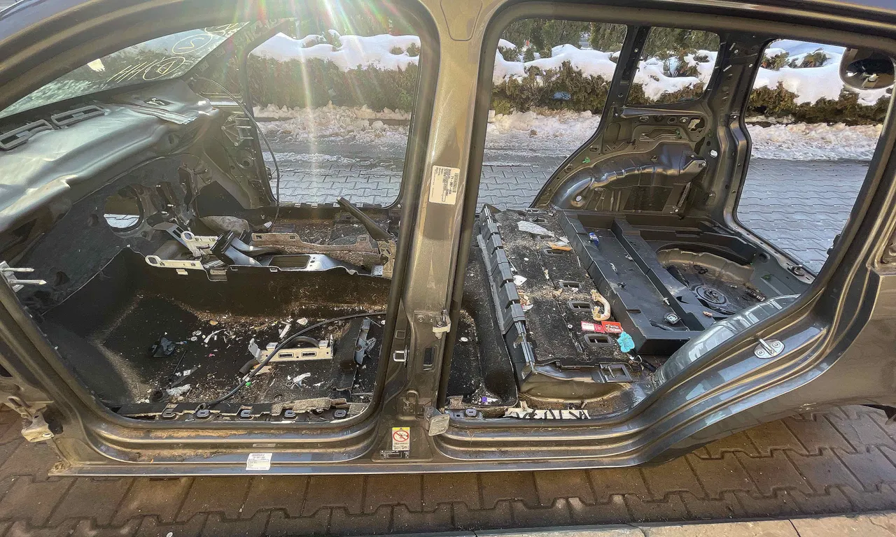 STALP MIJLOC STANGA VOLKSWAGEN TOURAN 2010-2016