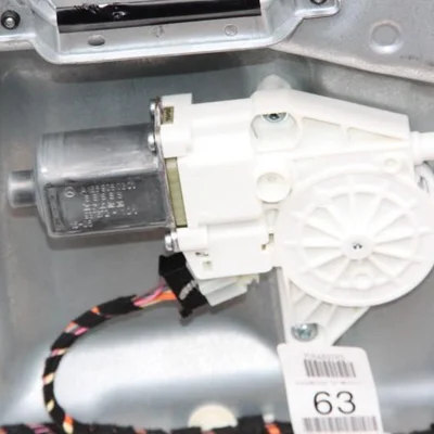 Motoras macara usa stanga fata