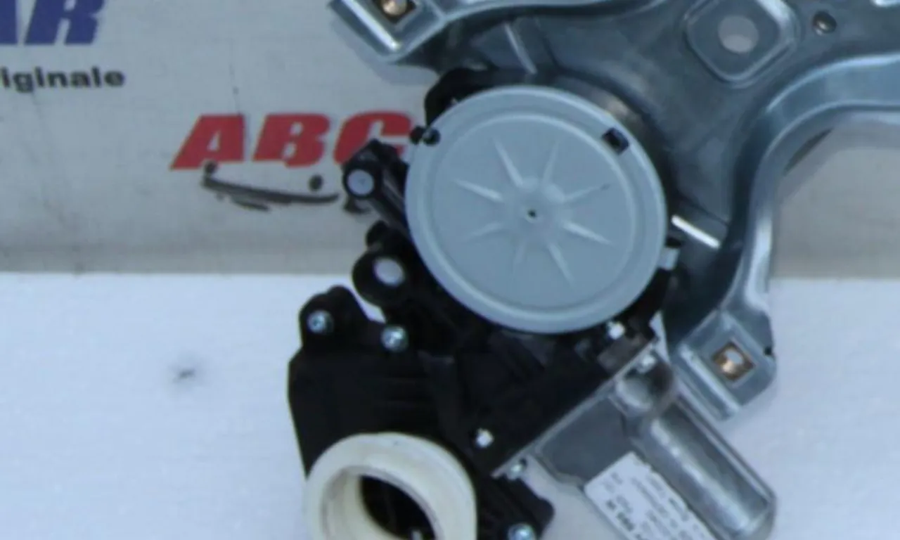 Motoras macara usa stanga fata TOYOTA YARIS 2013-null