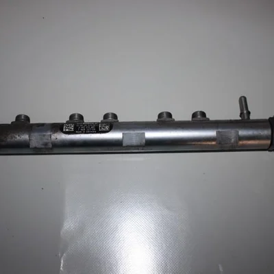 Rampa injectoare BMW X1 2009-2015 7809127-04, vedere frontata