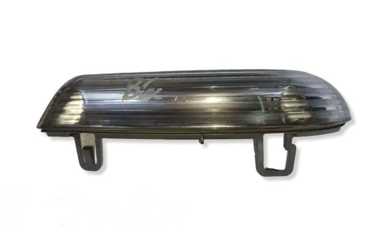 Semnalizator dreapta pe oglinda VOLKSWAGEN PASSAT B6 2005-2011