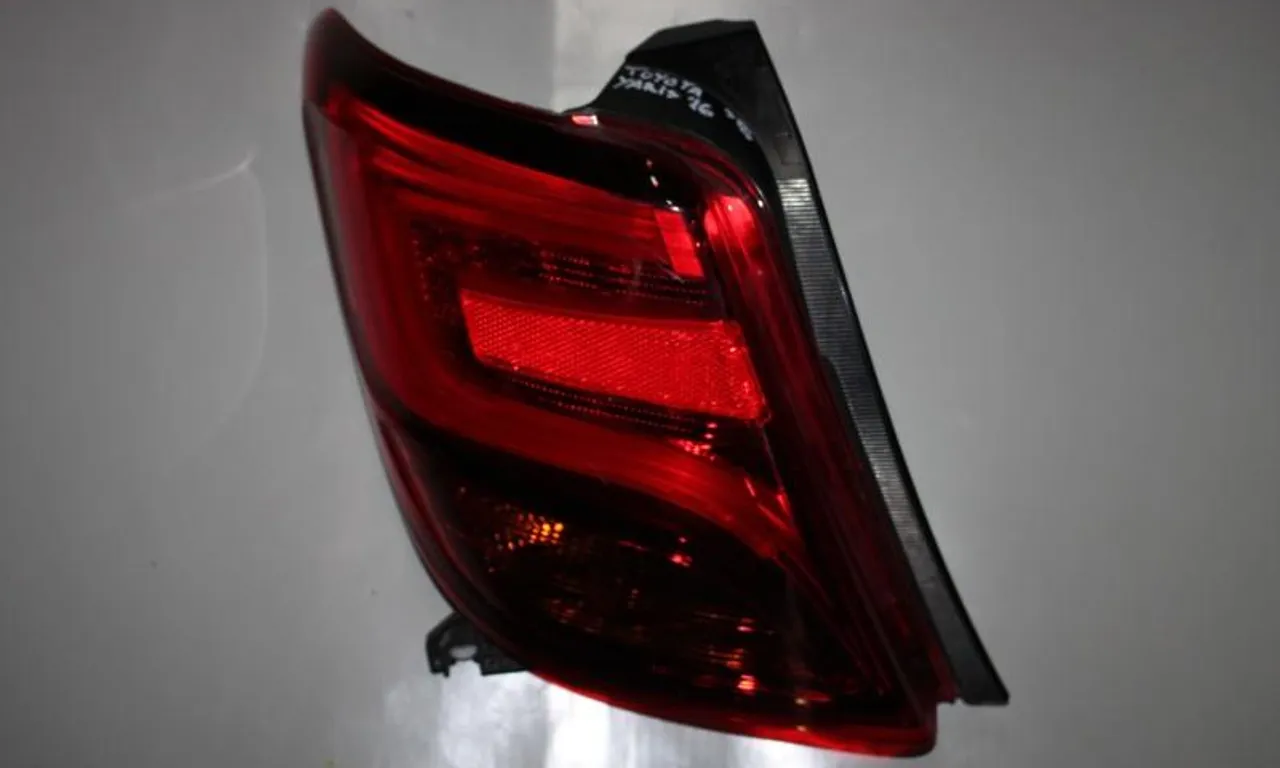 Stop LED aripa stanga TOYOTA YARIS 2013-null